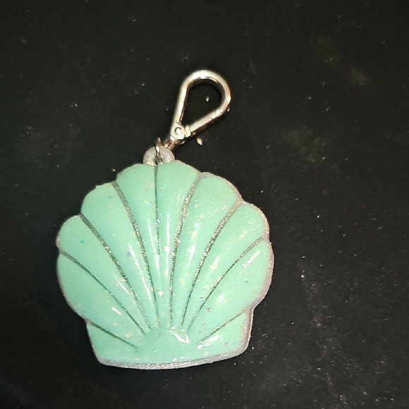 Glittery Shell Keychain - Picture 3 of 3